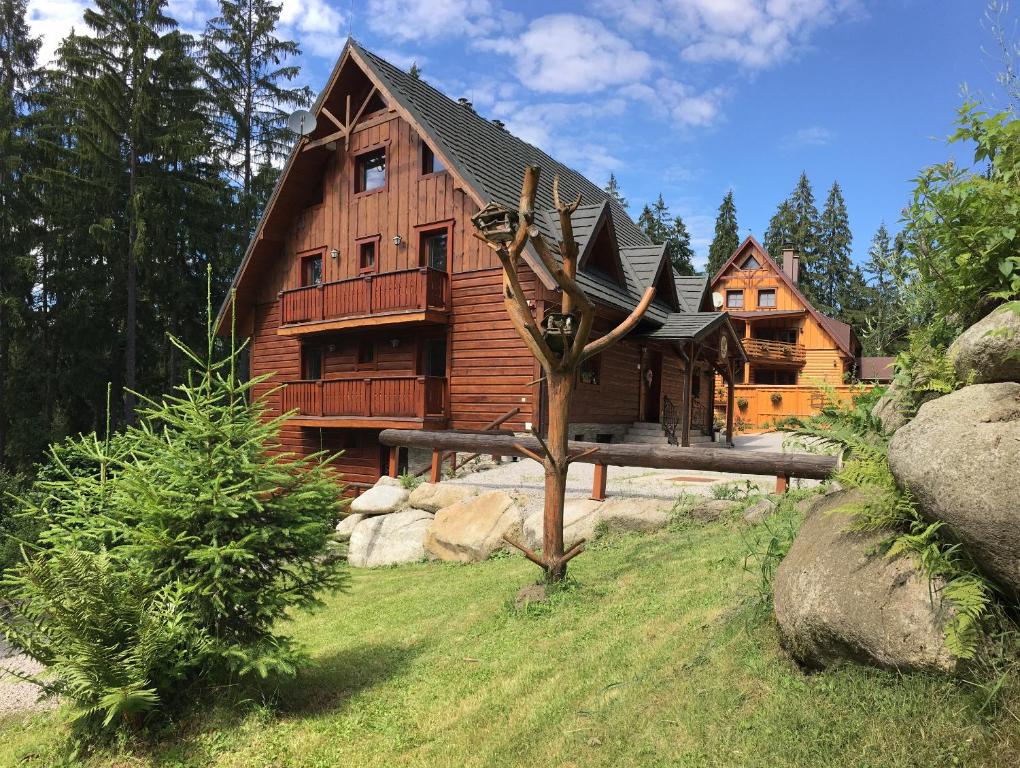 una gran casa de madera en el bosque en Harmony AP Resort, en Ružomberok