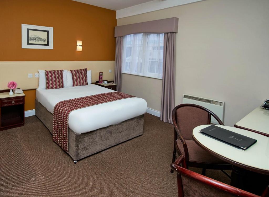 Postel nebo postele na pokoji v ubytování Eviston House Hotel