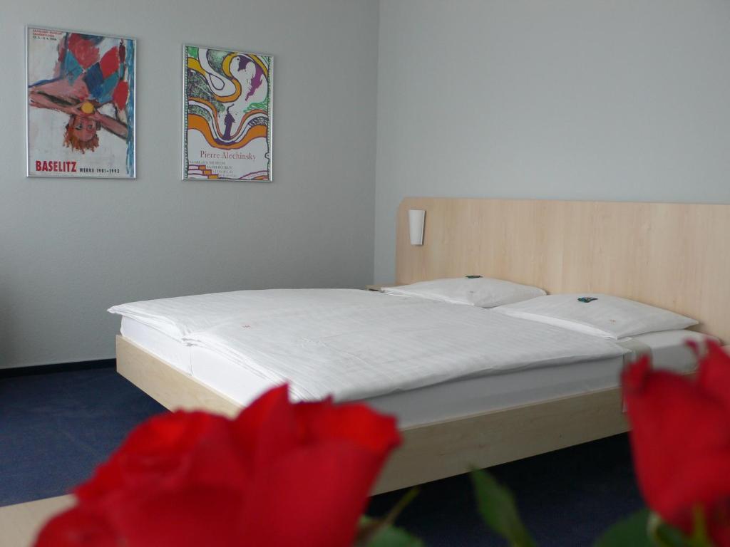 Postel nebo postele na pokoji v ubytování Hotel Meran Hallenbad & Sauna