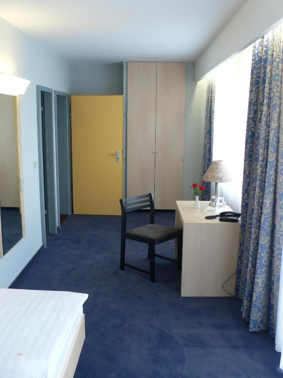Postel nebo postele na pokoji v ubytování Hotel Meran Hallenbad & Sauna