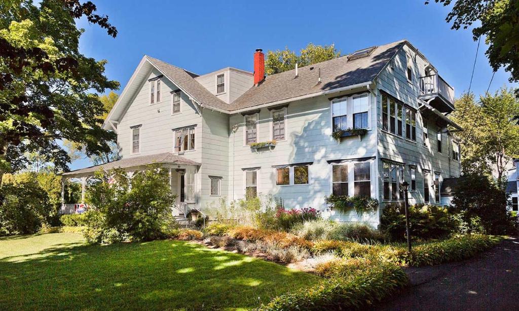 una gran casa blanca con patio en The Elmhurst Inn en Bar Harbor