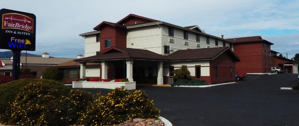 ミズーラにあるFairBridge Inn, Suites & Conference Center – Missoulaの看板が目の前にある大きな建物