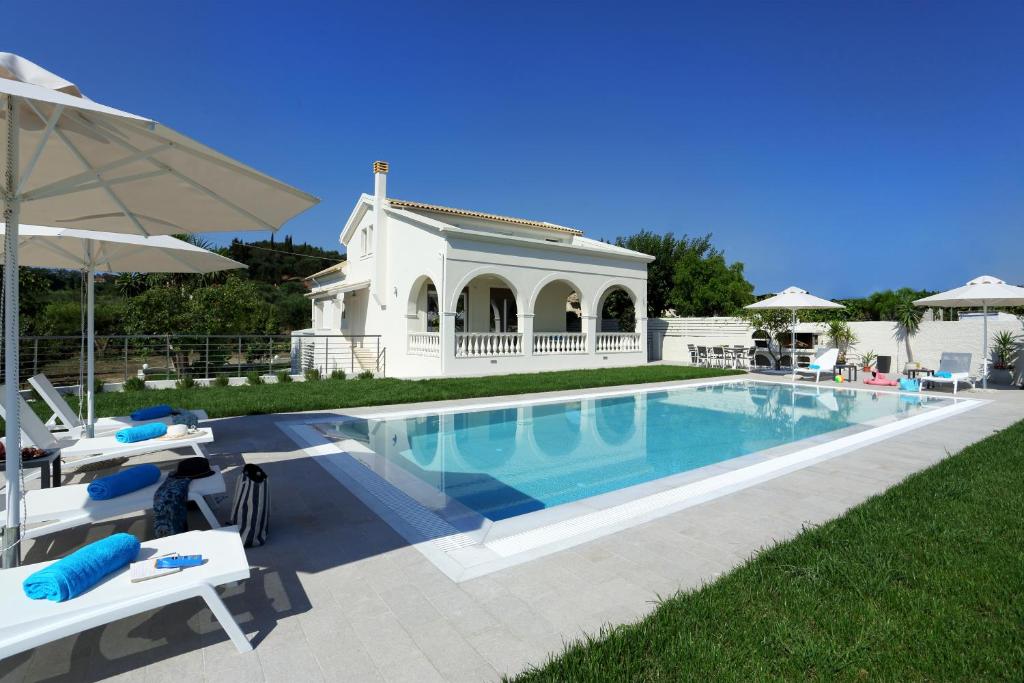 - une piscine en face d'une maison dans l'établissement Villa Vozos, à Arillas