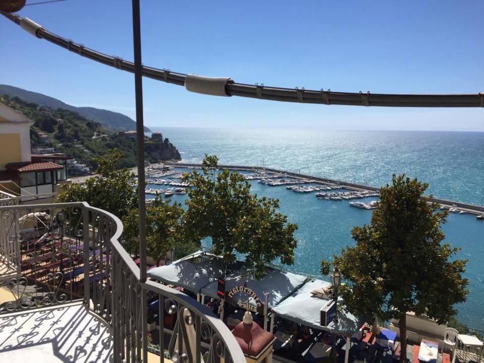 uitzicht op een jachthaven vanaf het balkon van een resort bij Dogana Apartment in Agropoli