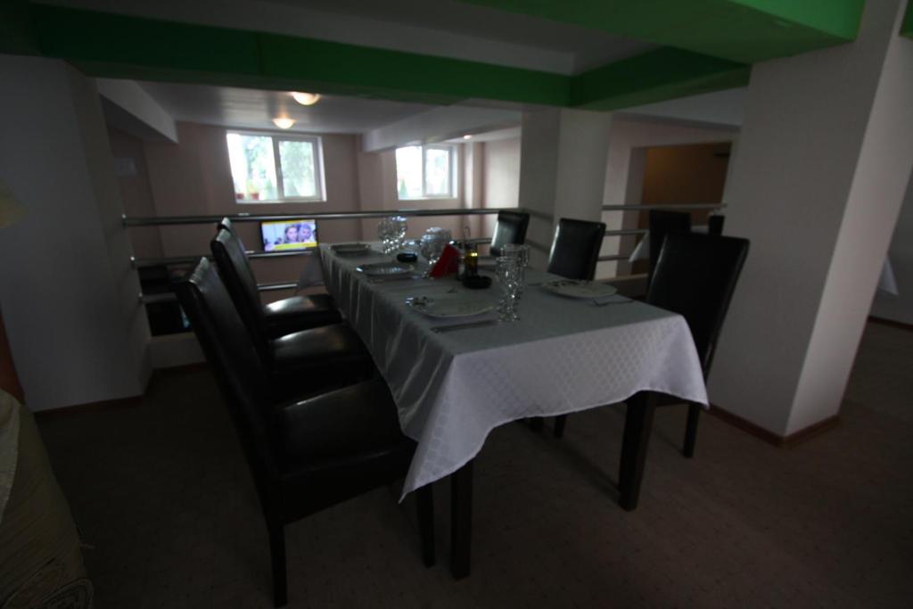 TV a/nebo společenská místnost v ubytování Hotel Basarab
