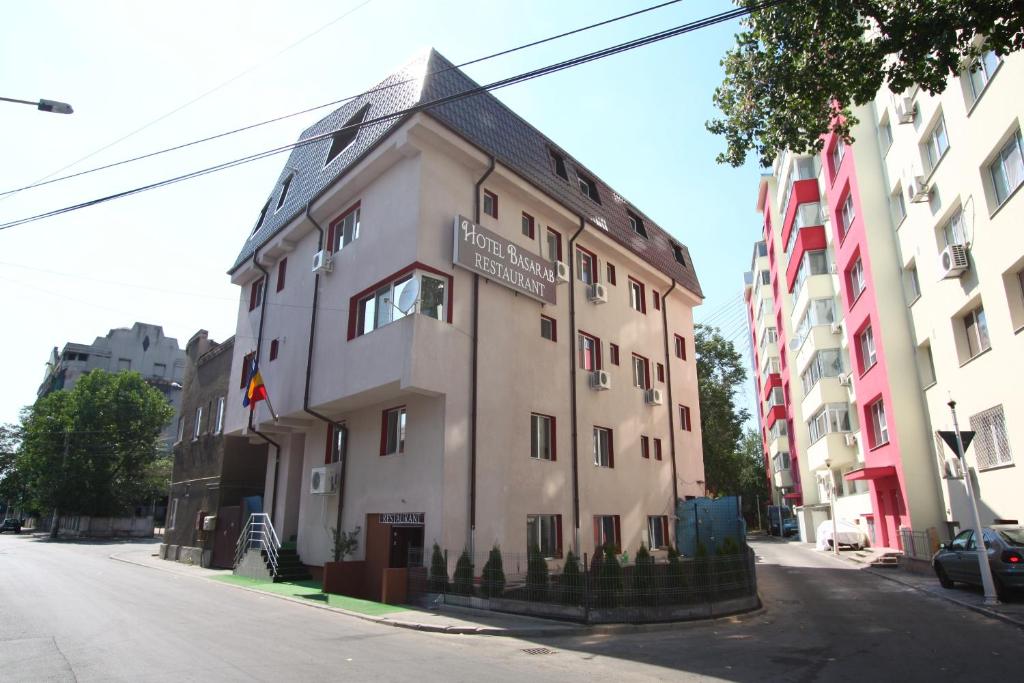 un bâtiment situé sur le côté d'une rue dans l'établissement Hotel Basarab, à Bucarest