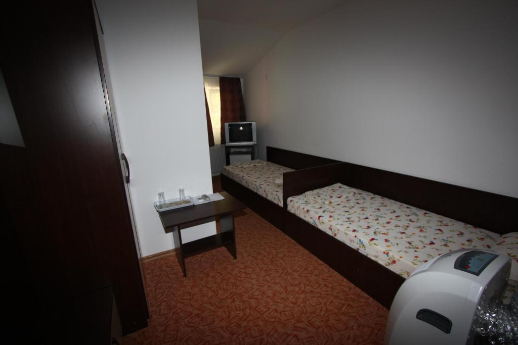 Postel nebo postele na pokoji v ubytování Hotel Basarab