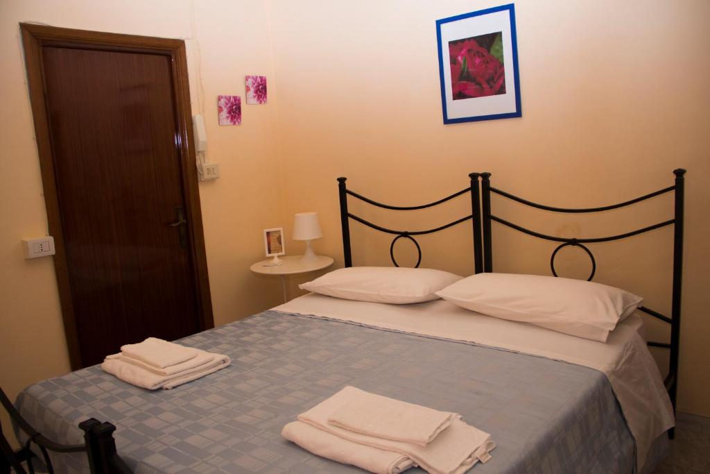 阿夸彭登泰的住宿－IL Borgo Ristorante Pizzeria Camere，一间卧室配有一张床,上面有两条毛巾