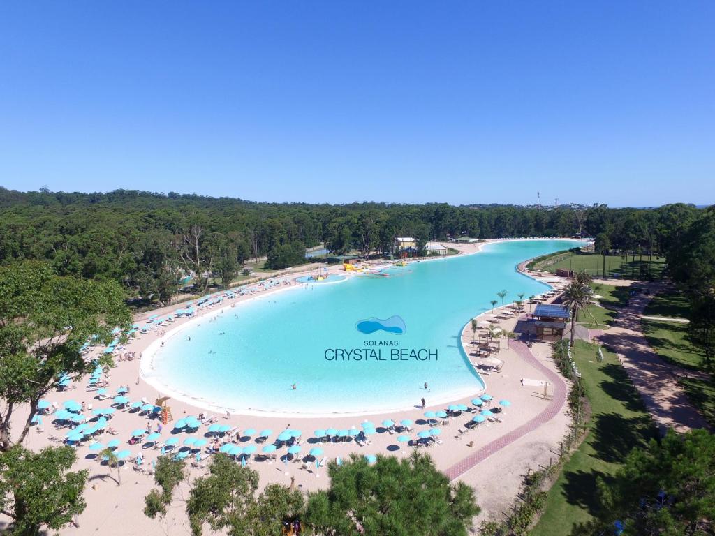 uma vista aérea da praia louca do resort de Cyrus em Solanas Punta Del Este Spa & Resort em Punta del Este