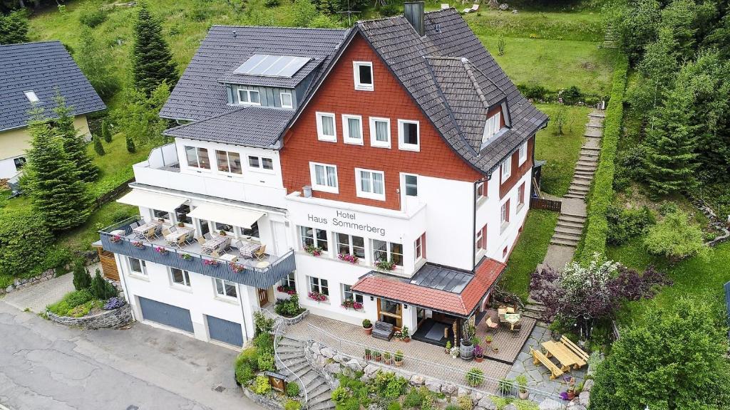 eine Luftansicht eines großen Hauses mit rotem Dach in der Unterkunft Haus Sommerberg in Feldberg