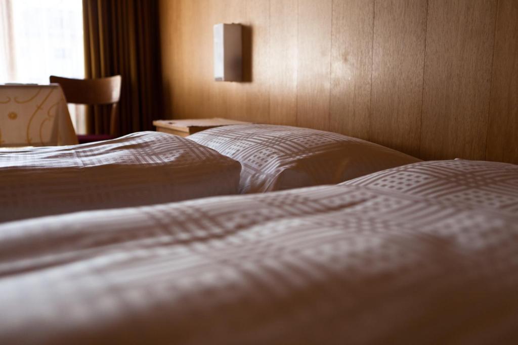 Postel nebo postele na pokoji v ubytování Hotel Garni Simplon