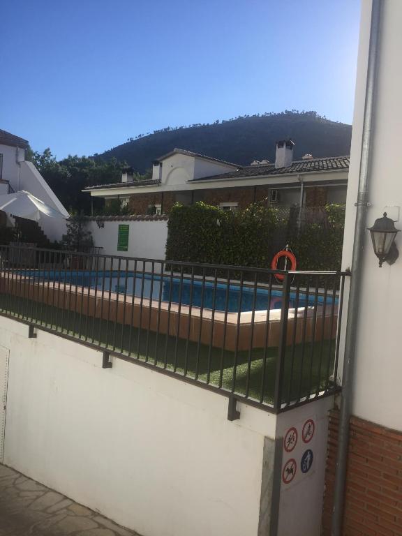 un balcón con una valla alrededor de una piscina en Alojamiento Rural Los Olivos, en Arroyo Frío