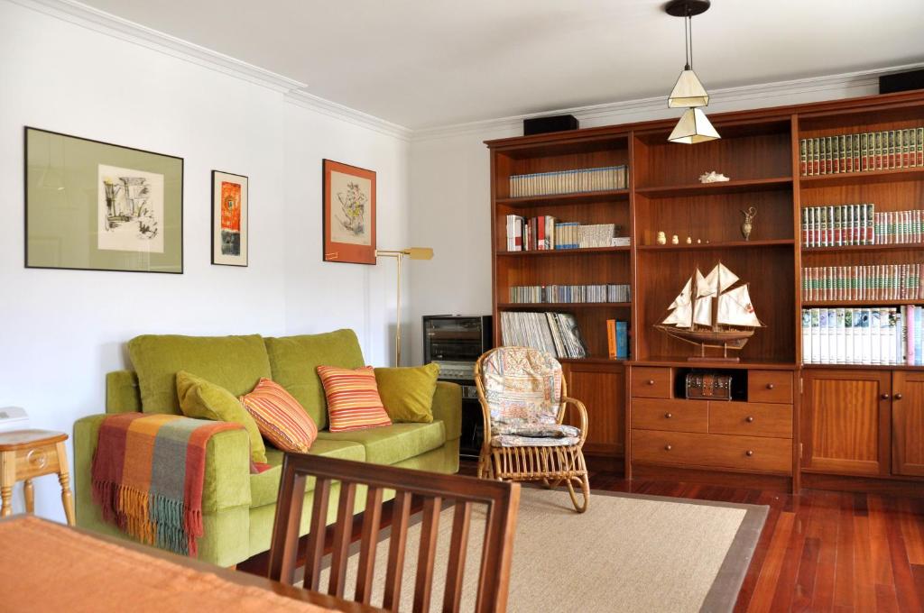 セーにあるCasa Pilarのリビングルーム(緑のソファ、本棚付)