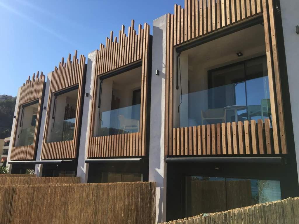 a house with wooden fences on the side of it at H Boutique Peña Parda in La Herradura
