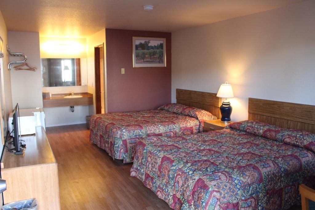 Postel nebo postele na pokoji v ubytování Silver Sands Motel