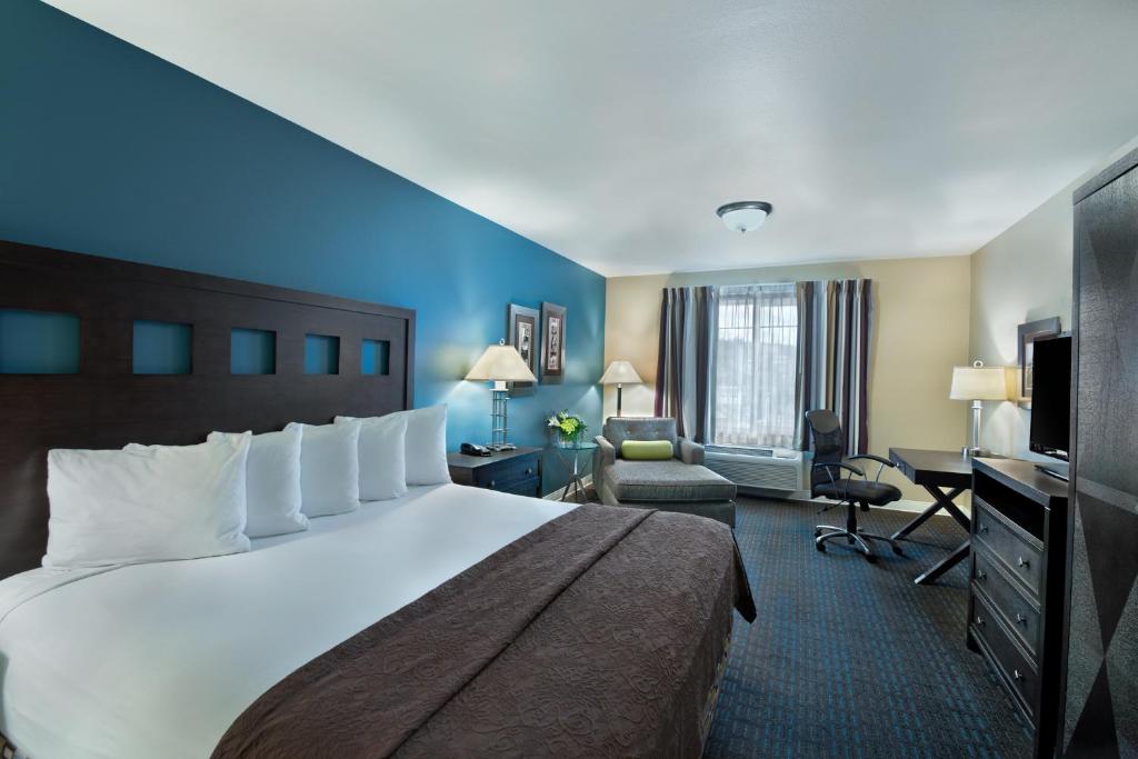 Oxford Suites Silverdale - Rey Suite