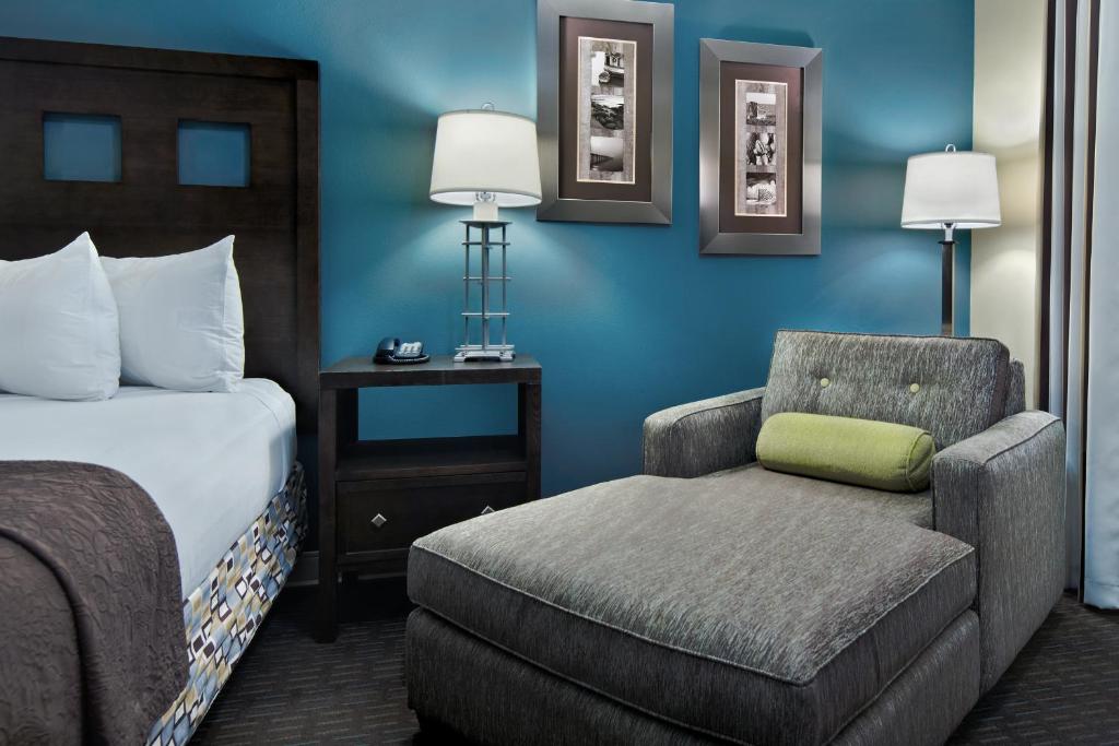 Oxford Suites Silverdale - Bay View King Suite