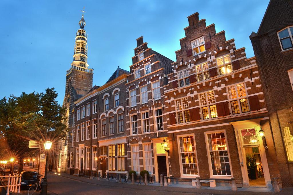een groot gebouw met een toren op de achtergrond bij Boutique Hotel Steenhof Suites - Adults Only in Leiden