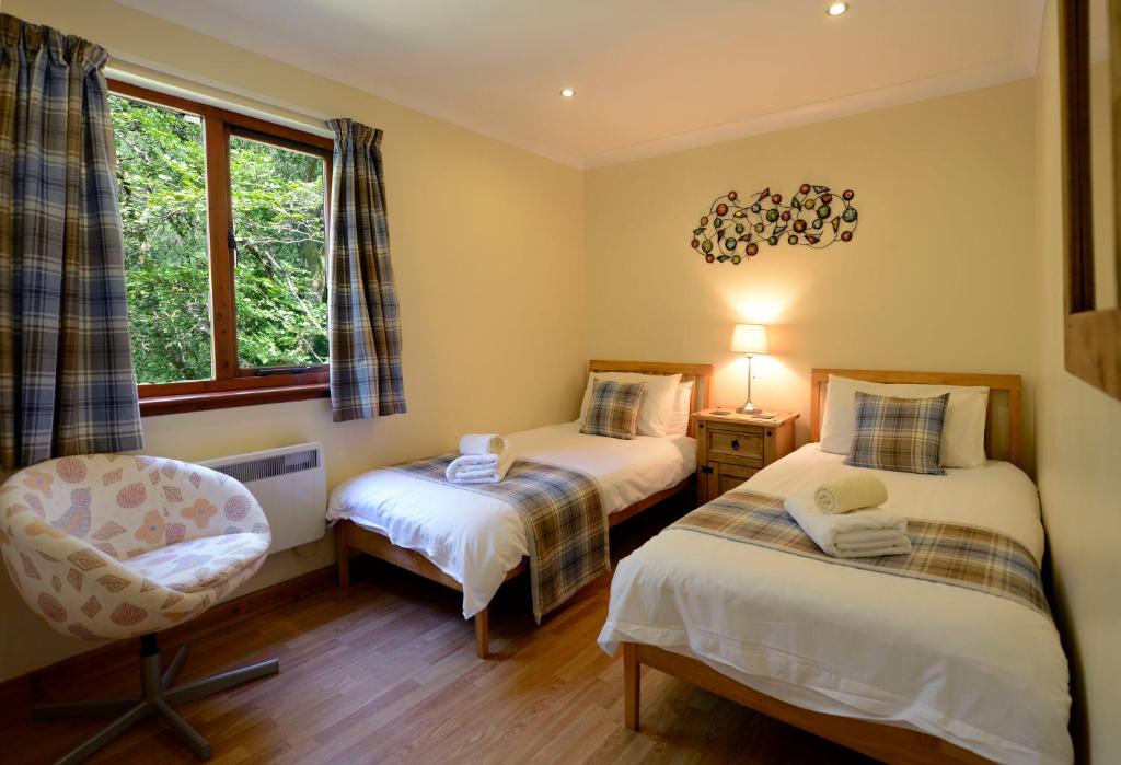 Postel nebo postele na pokoji v ubytování Birchbrae Highland Lodges