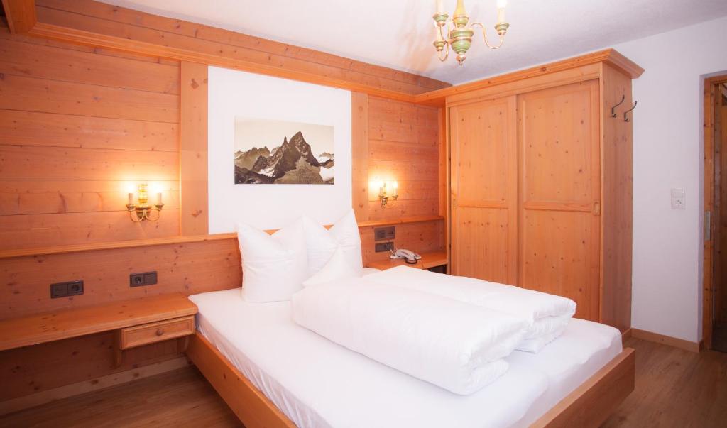 Postel nebo postele na pokoji v ubytování Vermunt - Silvretta Sommer Premium Card inklusive