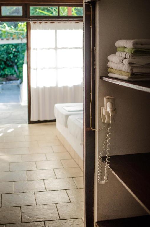 une salle de bains avec une porte ouverte sur une salle de bains pourvue de serviettes. dans l'établissement La Mirage, à Nea Fokea