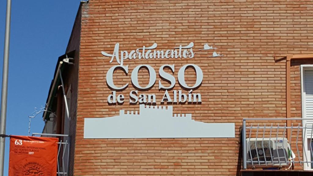 un panneau sur le côté d'un bâtiment en briques dans l'établissement Apartamentos Coso de San Albin, à Mérida