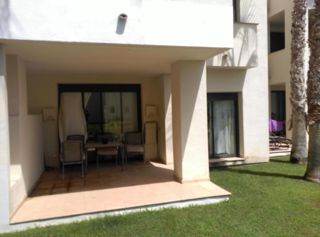 une terrasse d'une maison avec une table et des chaises dans l'établissement Casa Rosie, à Los Alcázares