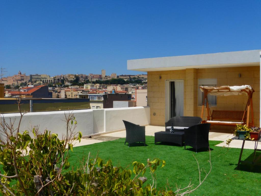 a rooftop garden with a view of a city at Il prato sul terrazzo in Cagliari