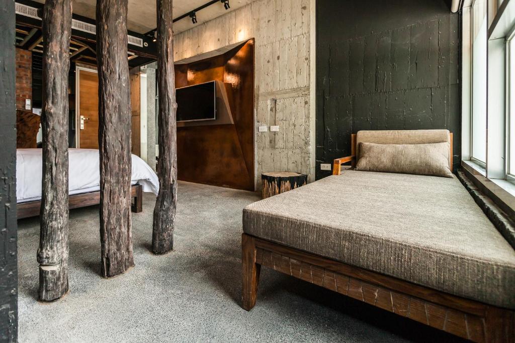 um quarto com duas camas e uma televisão em Yu Peng Villa em Jiaoxi