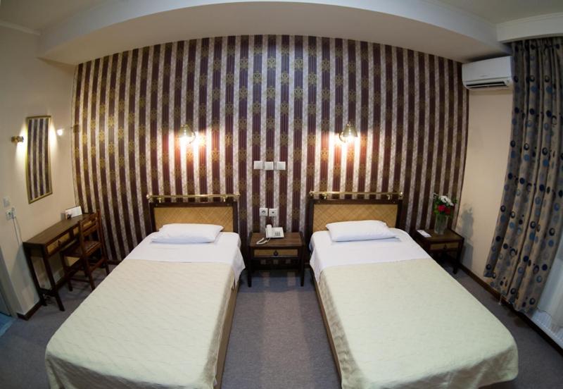 Postel nebo postele na pokoji v ubytování Olympos Hotel