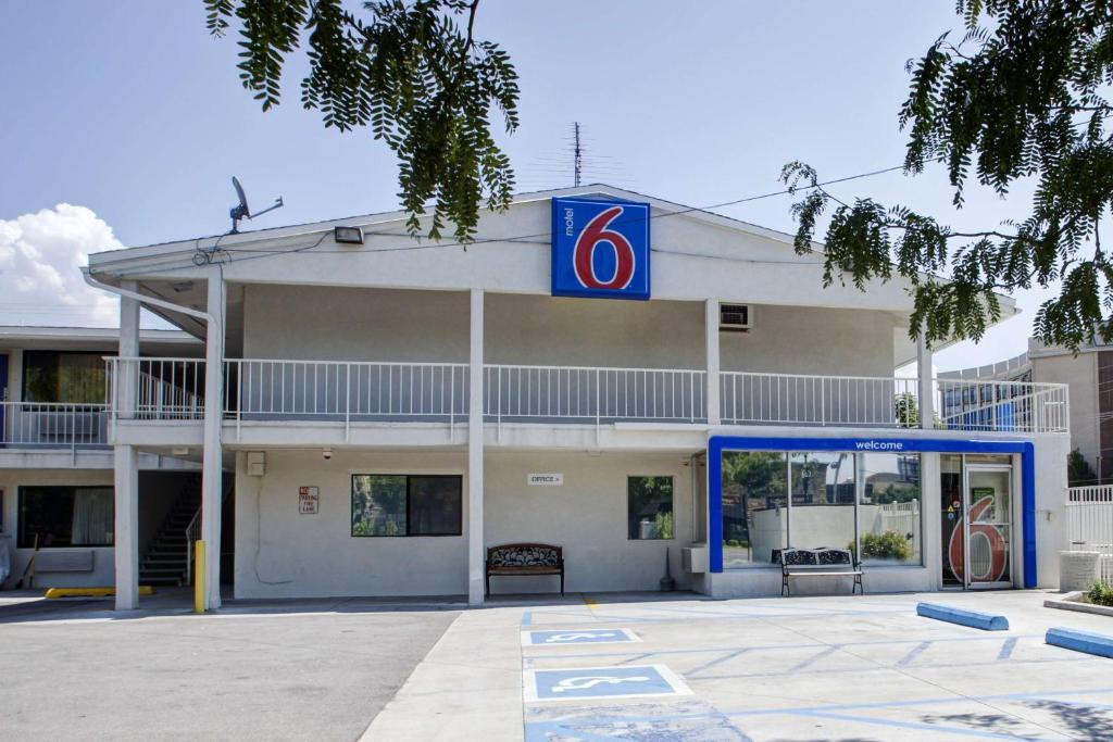 a hotel with a sign on the front of it at Motel 6-Salt Lake City, UT - Downtown in Salt Lake City