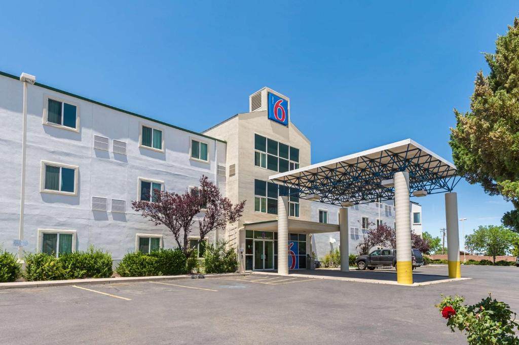 ein Hotel mit Tankstelle auf einem Parkplatz in der Unterkunft Motel 6-Cedar City, UT in Cedar City