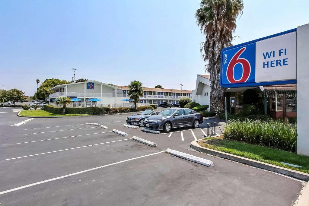 un coche aparcado en un aparcamiento frente a un edificio en Motel 6-Sunnyvale, CA - South, en Sunnyvale