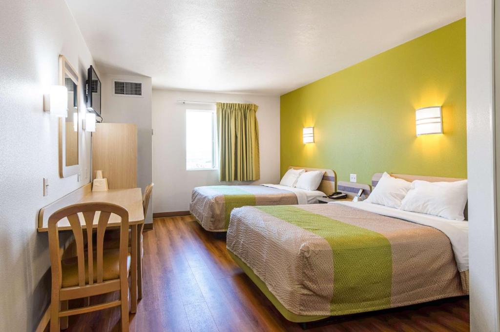 Postel nebo postele na pokoji v ubytování Motel 6-Cedar City, UT