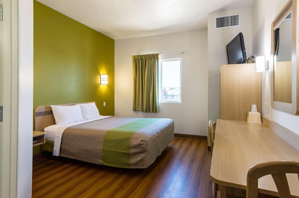 Postel nebo postele na pokoji v ubytování Motel 6-Cedar City, UT