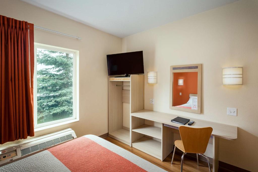 TV a/nebo společenská místnost v ubytování Motel 6-Anchorage, AK - Midtown
