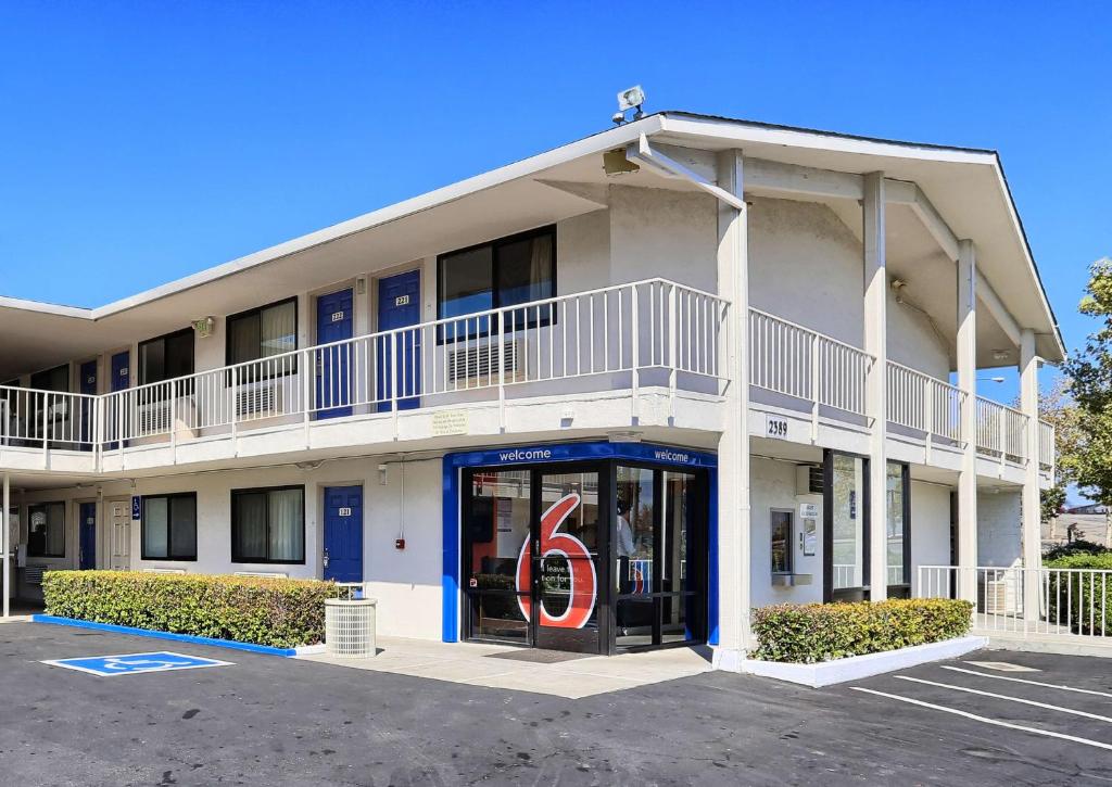 duży biały budynek z literą s na drzwiach w obiekcie Motel 6-Walnut Creek, CA w mieście Walnut Creek