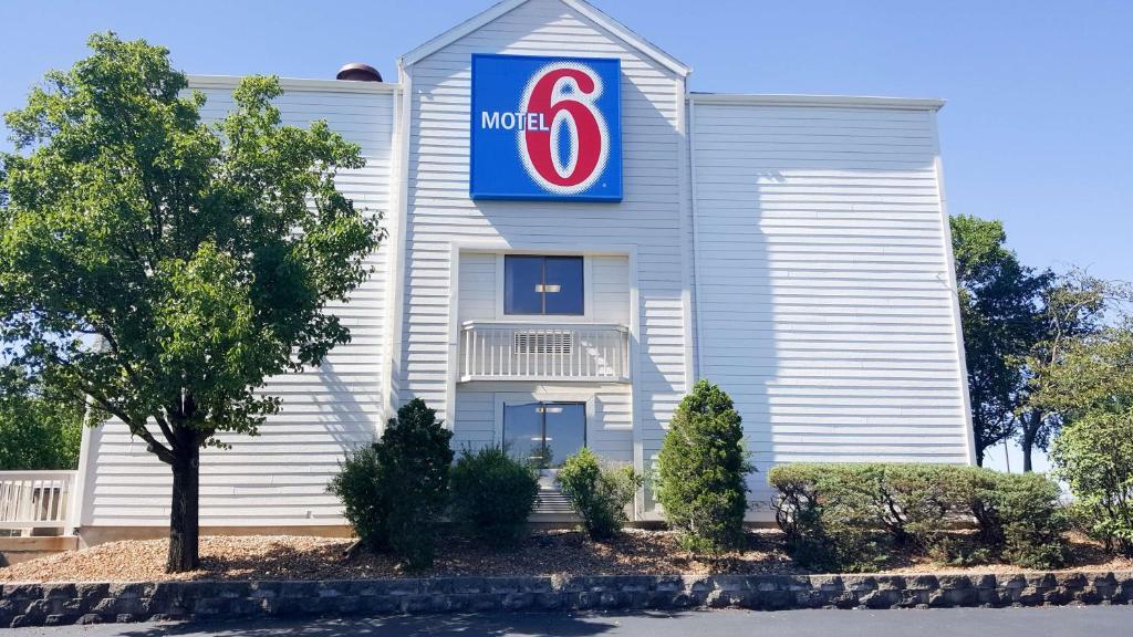 ein Gebäude mit einem Motelschild auf der Seite in der Unterkunft Motel 6-Maryland Heights, MO in Maryland Heights