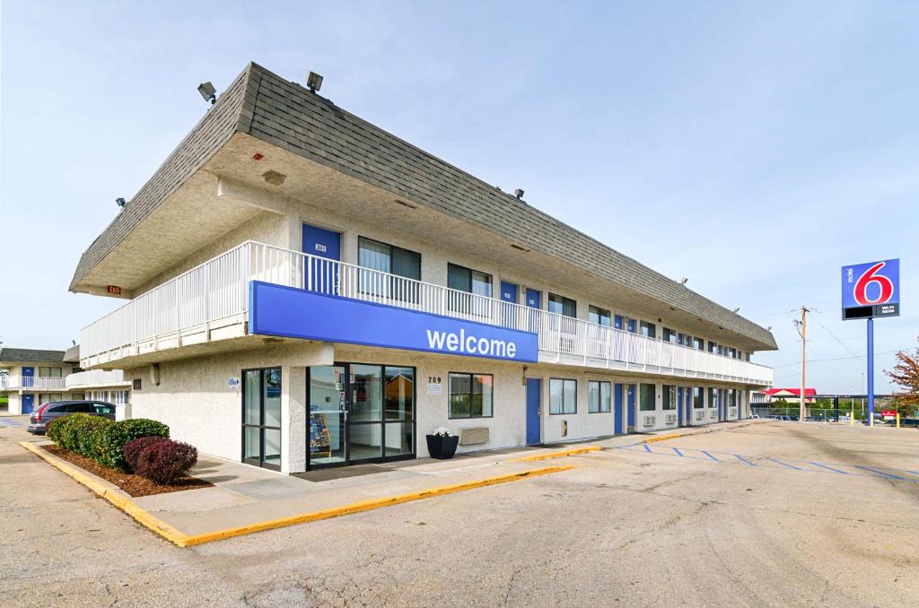 a view of a hotel with a welcome sign on it at Motel 6-Topeka, KS - Northwest in Topeka