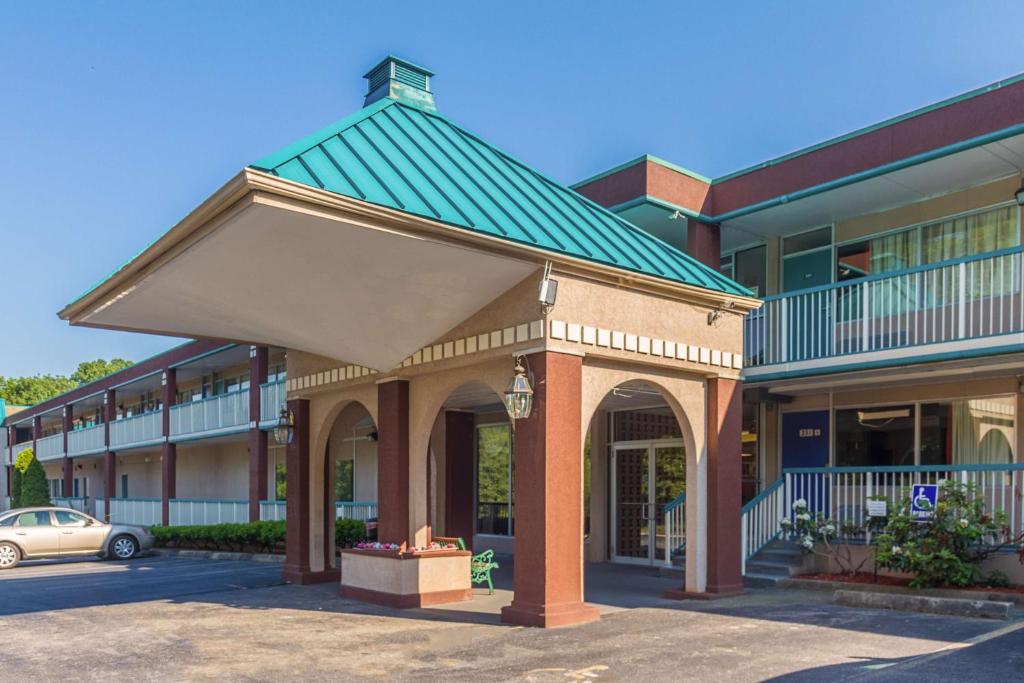 un grand bâtiment avec un toit vert dans l'établissement Motel 6-Groton, CT - Casinos nearby, à Groton