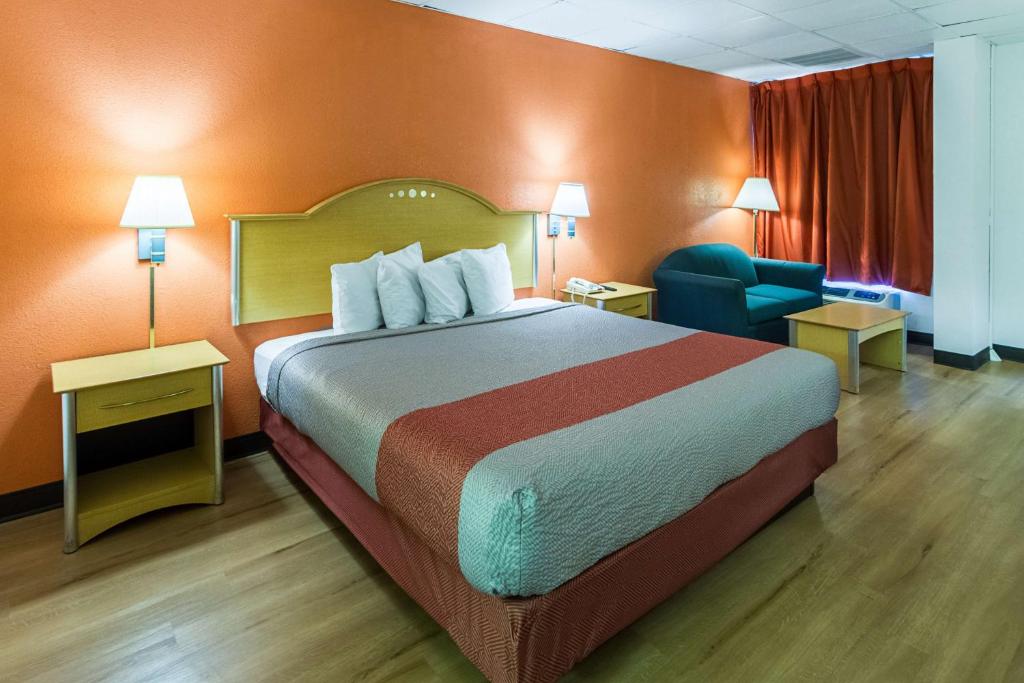 Motel 6-Groton, CT - Casinos nearby - Habitación Con Cama Extragrande - No Fumadores
