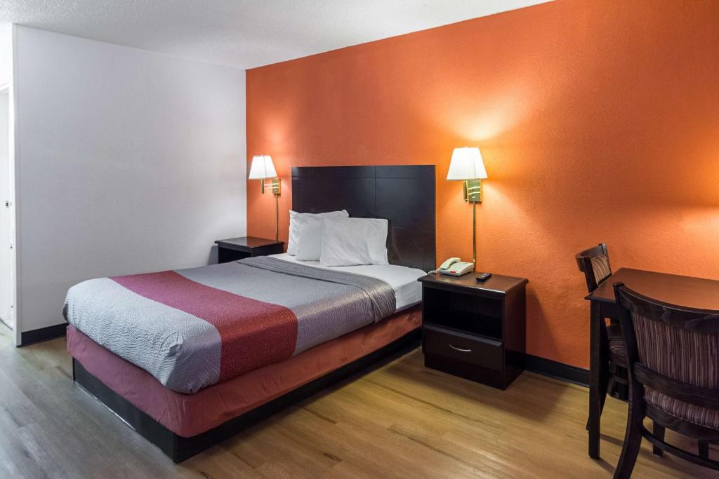 Motel 6-Groton, CT - Casinos nearby - Habitación Con Cama Grande - Fumadores
