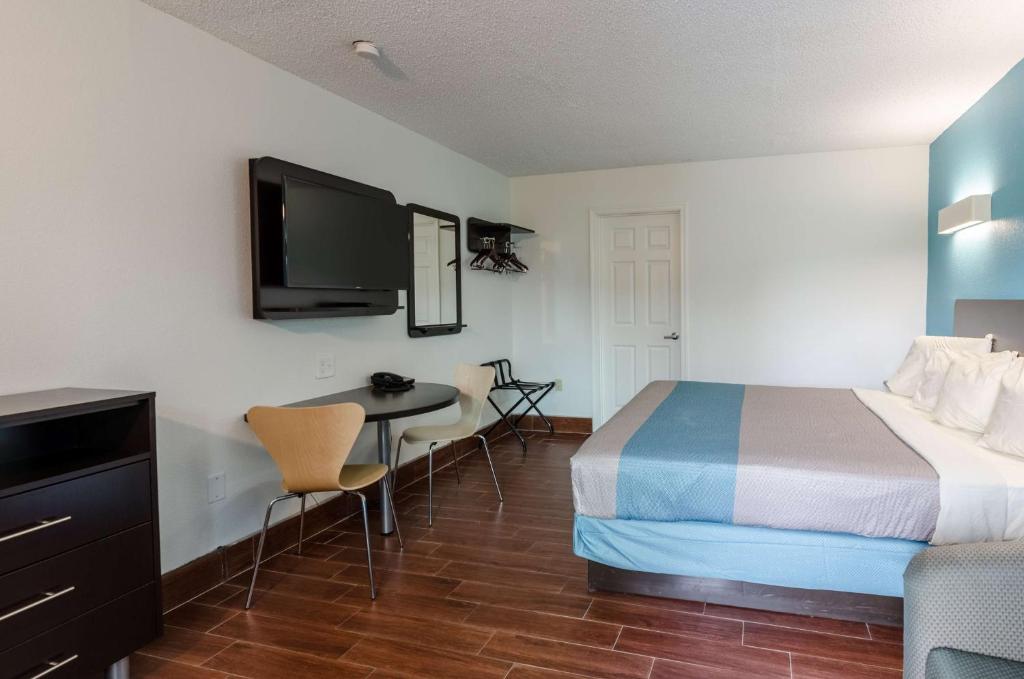 Motel 6-Lexington, VA - Комната Короля - не курящий