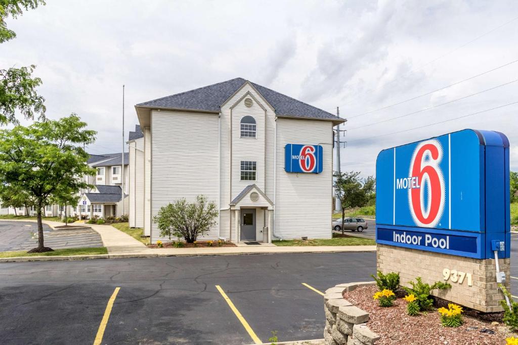 a fedex sign in front of a house at Motel 6-Streetsboro, OH in Streetsboro