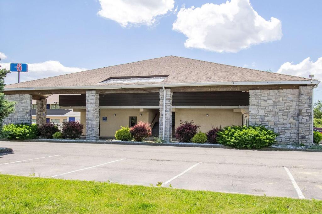 un parking en face d'un bâtiment dans l'établissement Motel 6-Ashland, OH, à Ashland