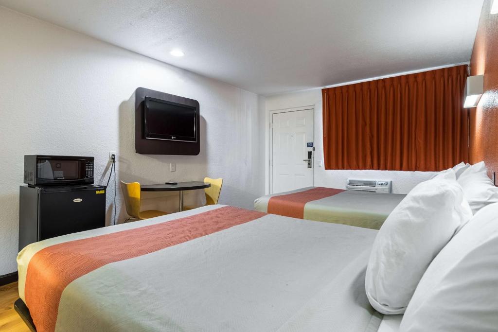 Motel 6 Riverside, CA - UCR East - Habitación Cuádruple - No Fumadores