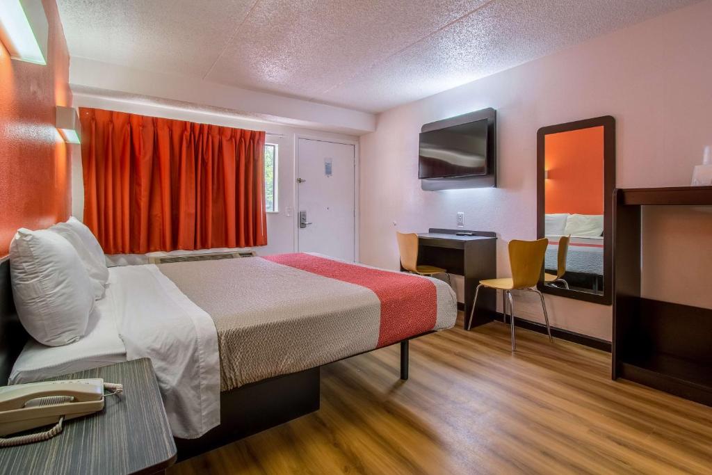 ein Hotelzimmer mit Bett und Schreibtisch in der Unterkunft Motel 6-Ashland, OH in Ashland