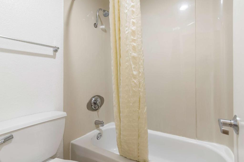 Motel 6 Riverside, CA - UCR East - Habitación Con Cama Grande - No Fumadores