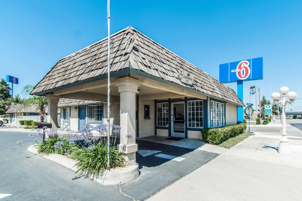 una gasolinera con un edificio en una calle en Motel 6-Kingsburg, CA en Kingsburg
