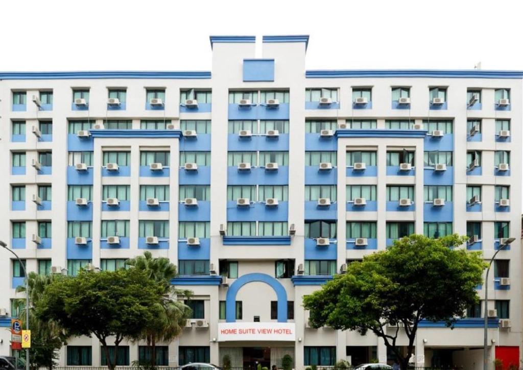 un edificio de apartamentos azul en YaJu Hotel, en Singapur